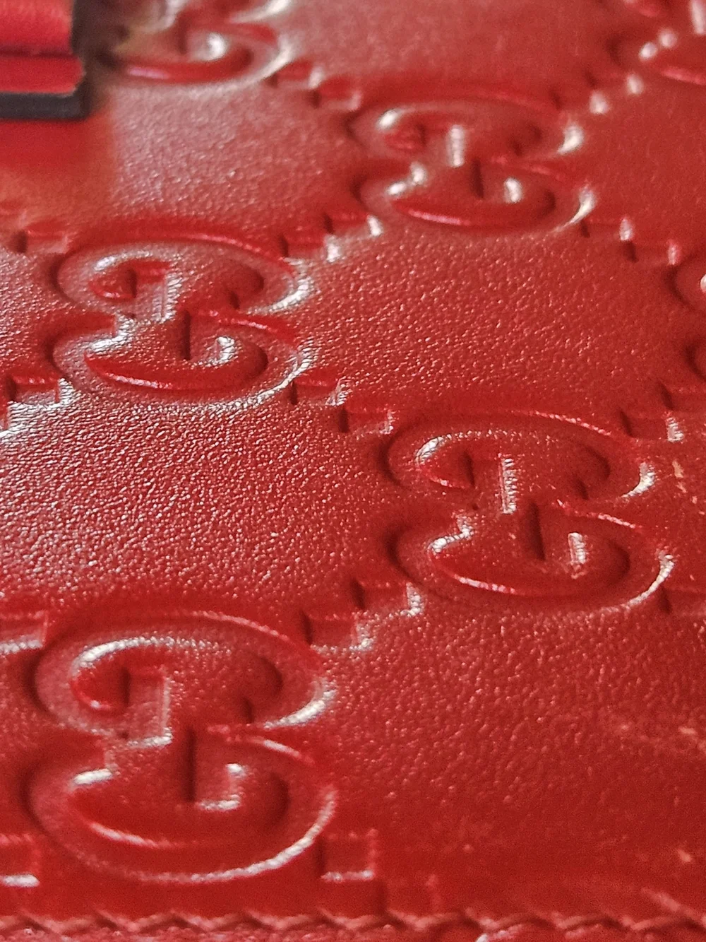 Embossed Interlocking Logo Red Wallet With COA - Picture 11 of 13